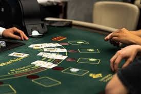Antarmuka aplikasi mobile goto 77 menampilkan sportsbook Liga 1, slot games, dan live-dealer tables